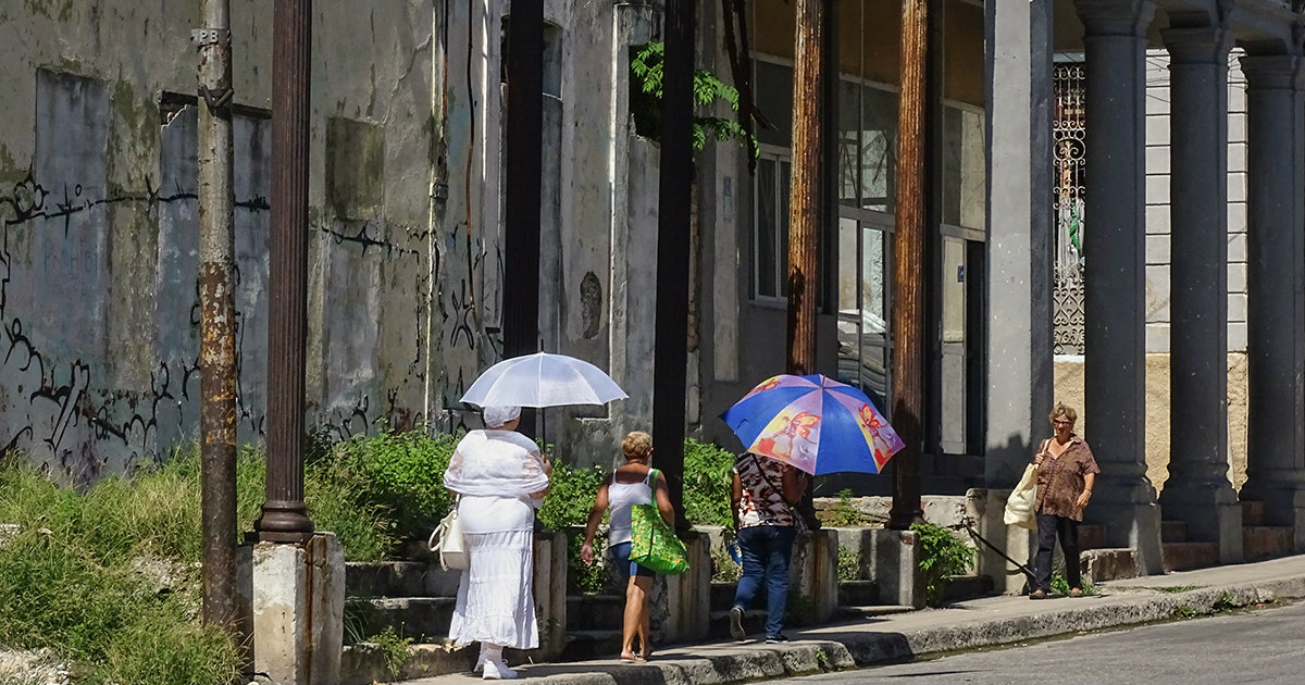 Una religosa camina por una calle del Cerro, en La Habana. © CiberCuba.