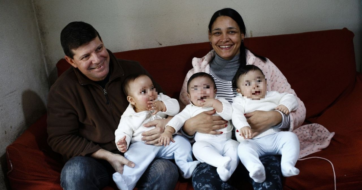 Rudi Yusmane y Danay Hernández, junto a sus tres bebés Leo, Liam y Arón © La Voz de Galicia