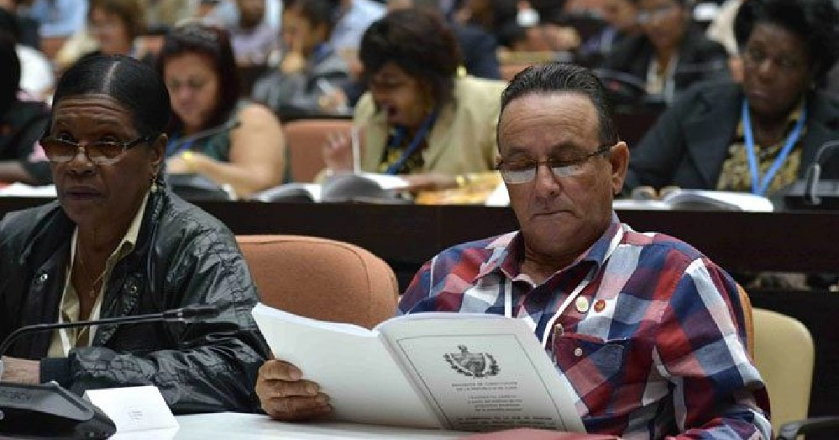 Diputados cubanos estudian proyecto de Constitución © Asamblea Nacional del Poder Popular