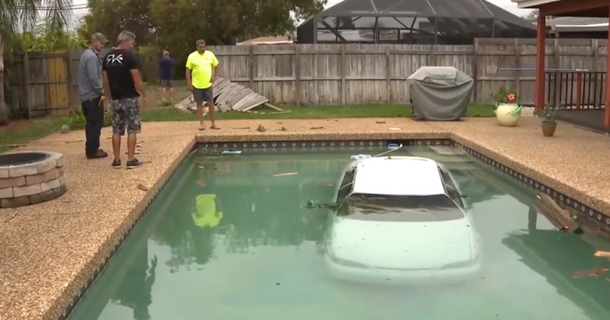 Auto en la piscina © Captura de video / Local 10