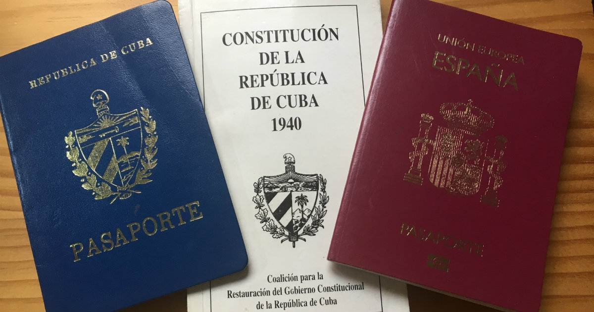 Pasaporte cubano y español © CiberCuba
