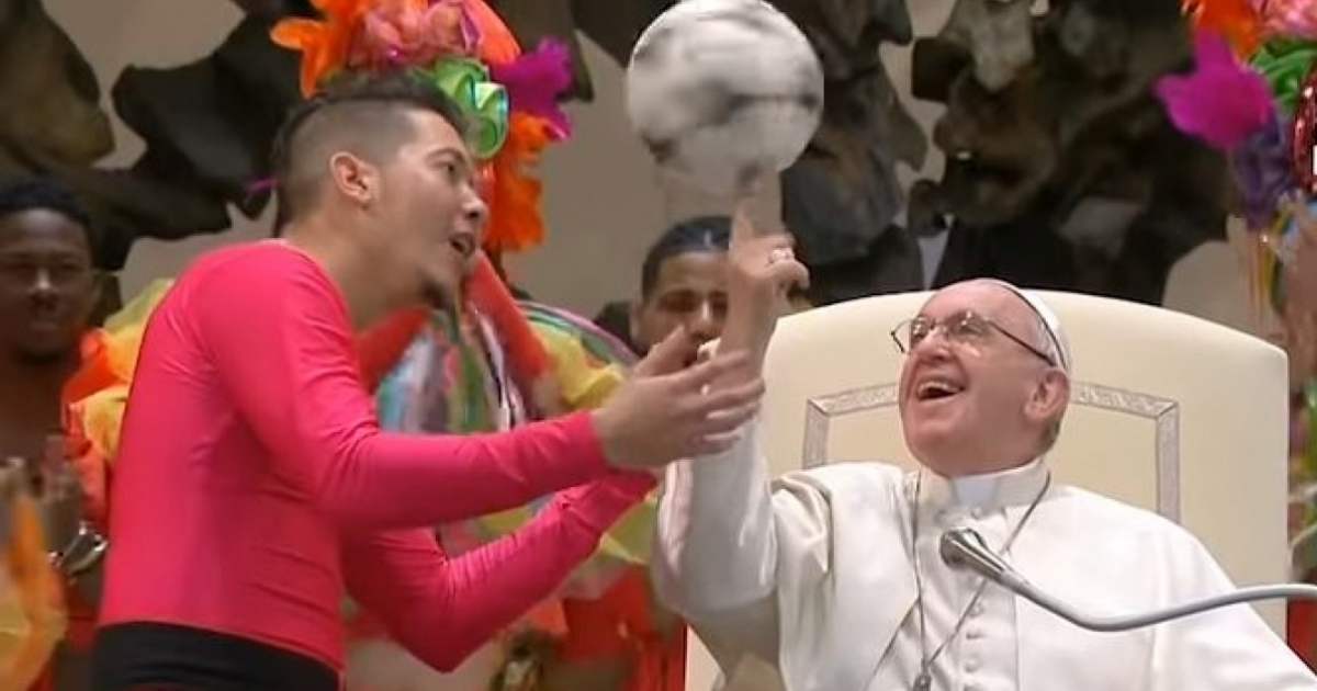 Papa Francisco junto a un malabarista cubano © Captura de video en Youtube