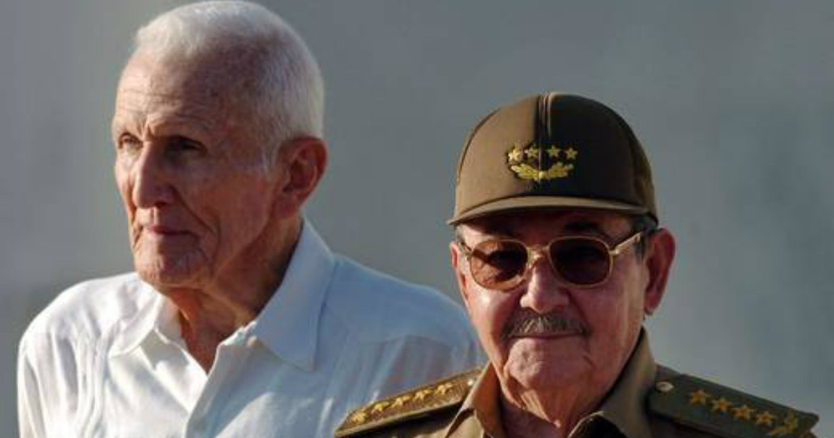 José Ramón Fernández y Raúl Castro. © Cubadebate.