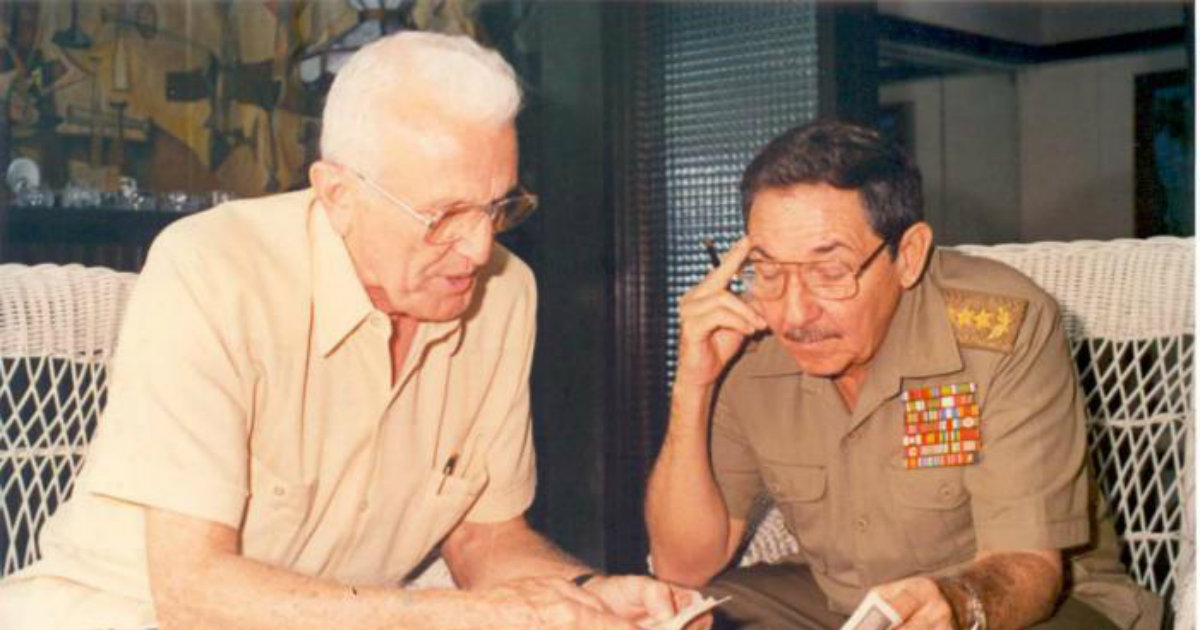 José Ramón "Gallego" Fernández y Raúl Castro en una imagen de archivo © Granma