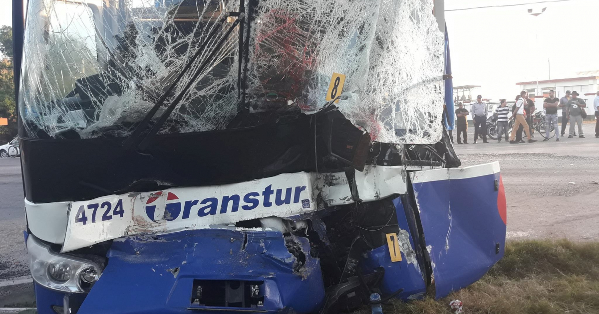 Imagen que muestra el estado en que quedó el ómnibus de Transtur tras el accidente © Facebook/CNC TV Granma