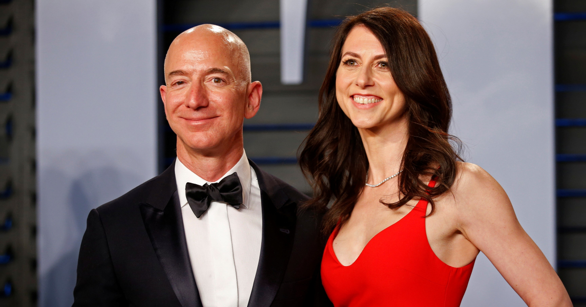 Jeff Bezos, el CEO de Amazon, junto a su esposa MacKenzie en una imagen de archivo © Reuters / Danny Moloshok
