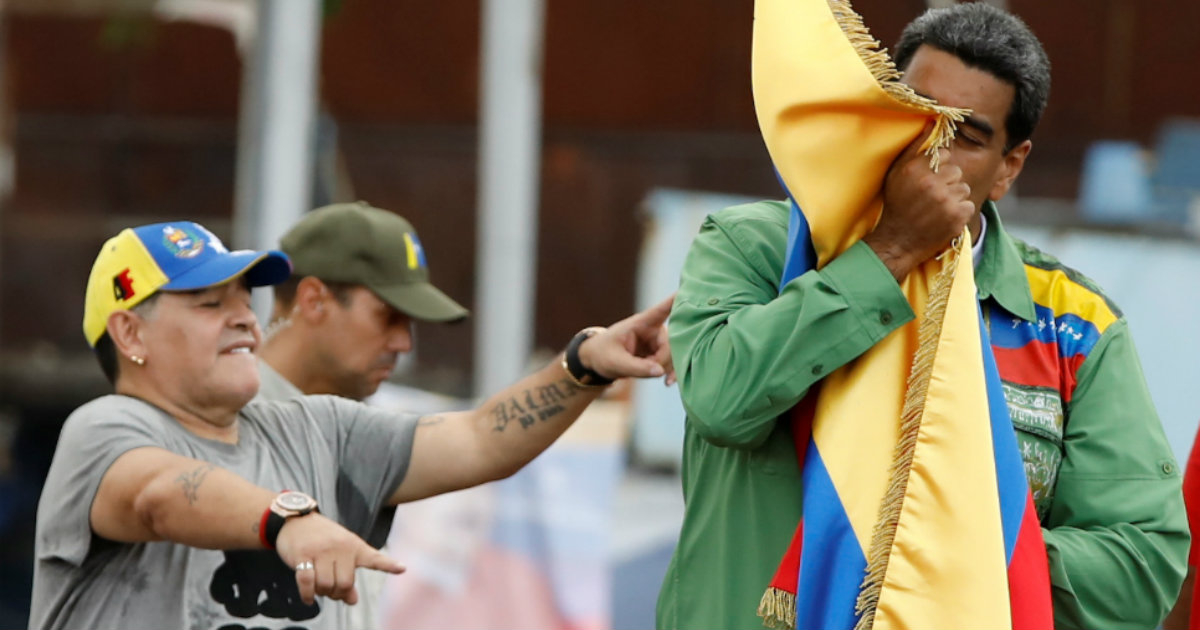 Maduro besa la bandera de Venezuela en presencia de Maradona © Reuters / Carlos Garcia Rawlins