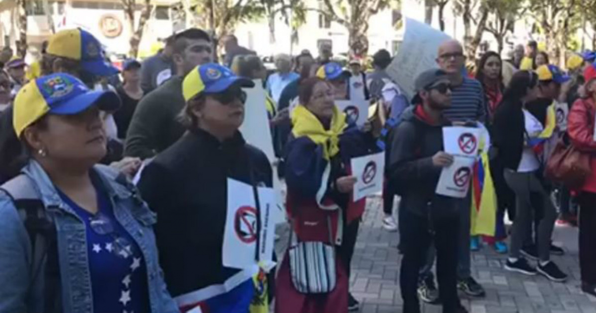 Venezolanos asistentes a la marcha en Miami contra Nicolás Maduro © Captura de Facebook/Voz de America