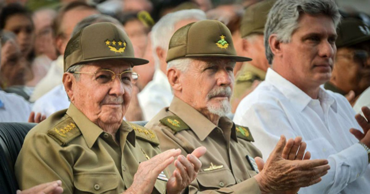 De izquierda a derecha: Raúl Castro, Ramiro Valdés y Miguel Díaz-Canel © Radio Rebelde