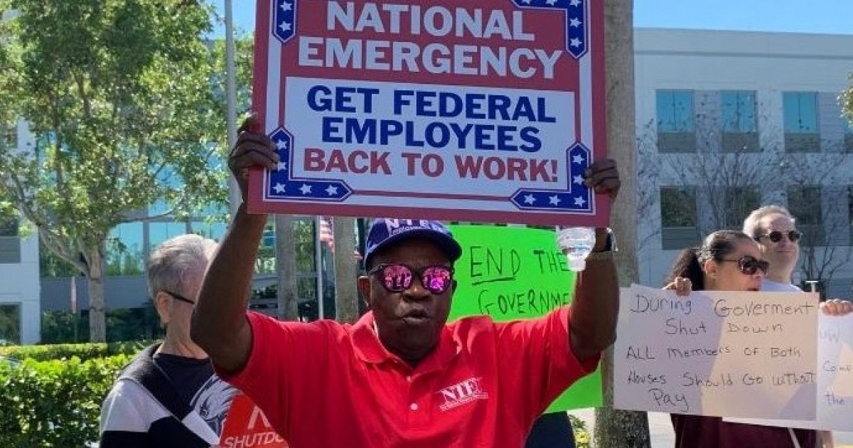 Trabajadores piden a Trump reabrir el gobierno © Debbie Wasserman Schultz/ Twitter