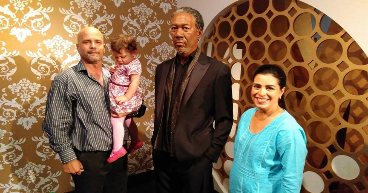 Gerardo Hernández Nordelo junto a su familia en el Madame Tussauds de Londres. © Twitter / Cazador de ignorantes 