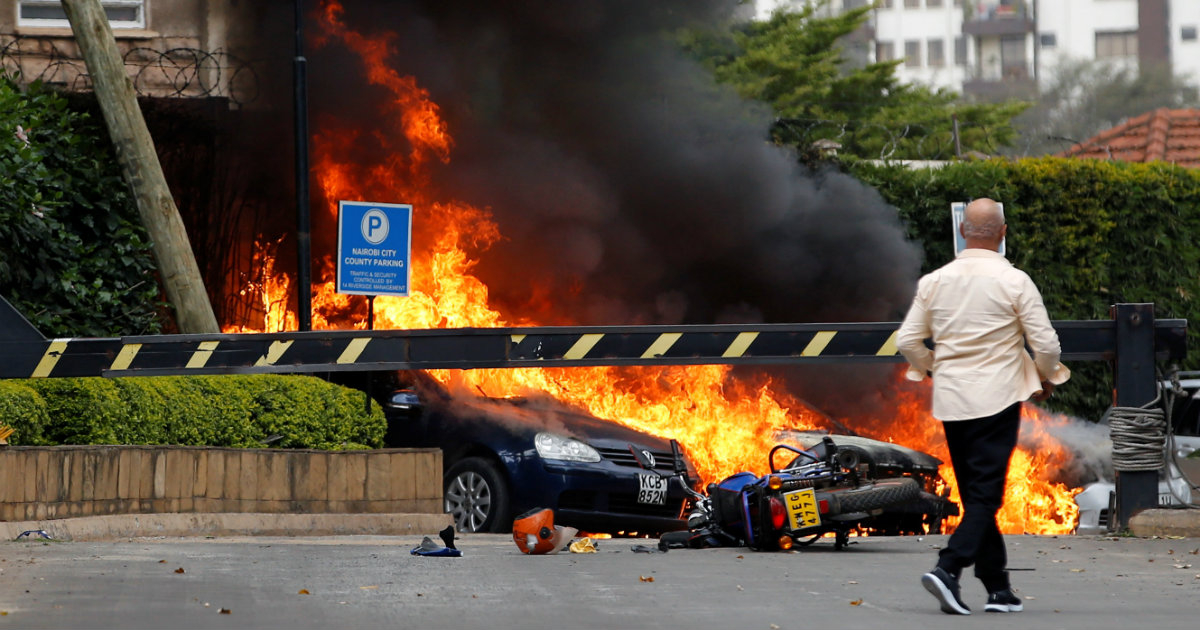 Autos ardiendo tras una de las explosiones © REUTERS/Thomas Mukoya