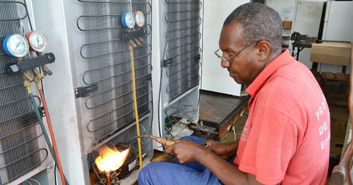 Técnico cubano en refrigeración, haciendo milagros. © Trabajadores.