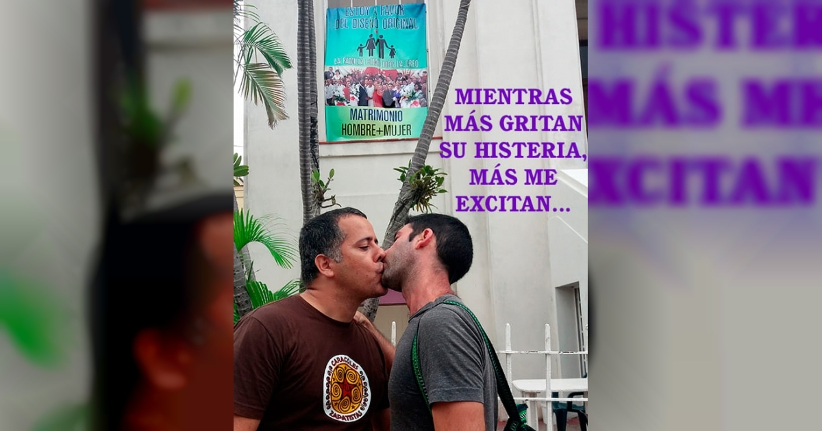 Dos hombres se besan fuera de la Iglesia Metodista de 25 y K © Facebook / Isbel Díaz Torres
