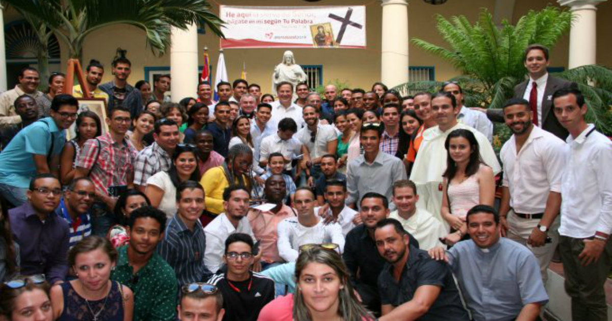 El presidente de Panamá, Juan Carlos Varela, junto a algunos jóvenes cubanos de la MJM © Iglesiacubana.org