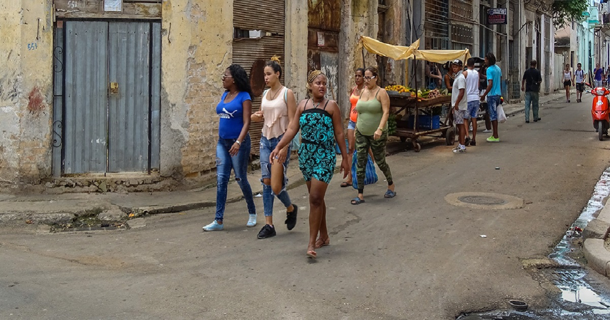 Cubanos caminando por una calle en La Habana © CiberCuba