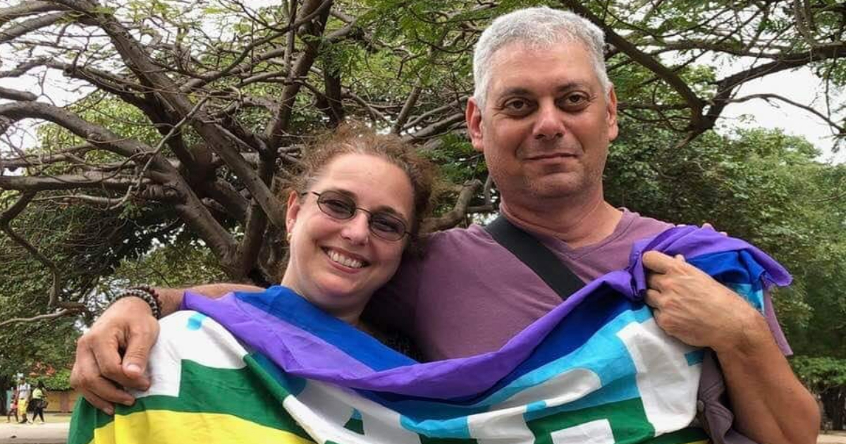Tania Brugueras, junto a Norges Espinosa, en una manifestación por los derechos LGBT en Cuba. © Facebook / Tania Brugueras