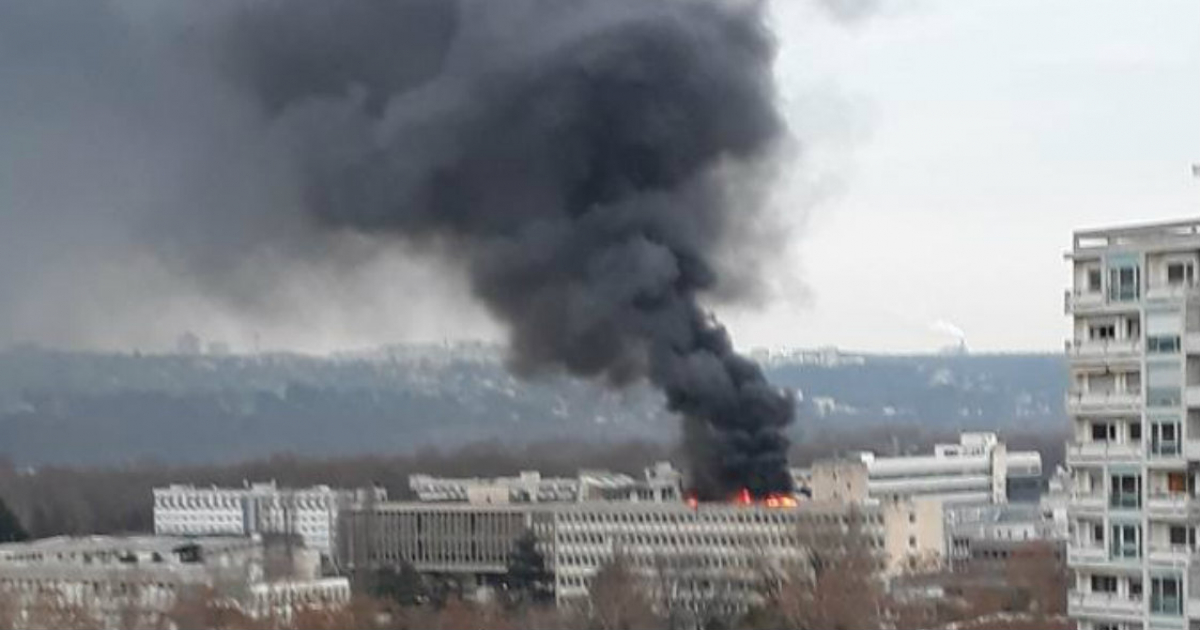 Incendio en el techo de la biblioteca de la universidad La Doua, de Lyon, Francia. © Hugo 2.0 / Twitter