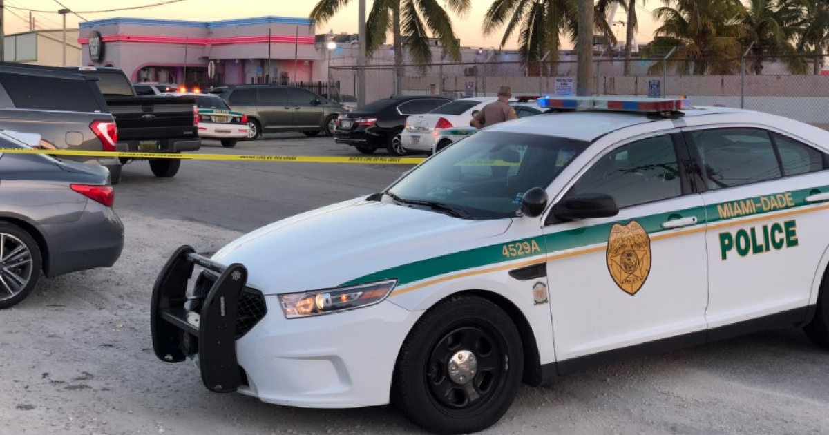 Auto de policía de Miami en el lugar de los hechos © Twitter / @ParkerBranton