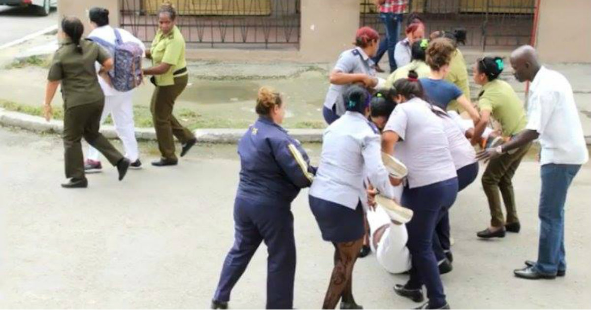Arresto violento a las Damas de Blanco © Facebook/Observatorio Cubano de Derechos Humanos