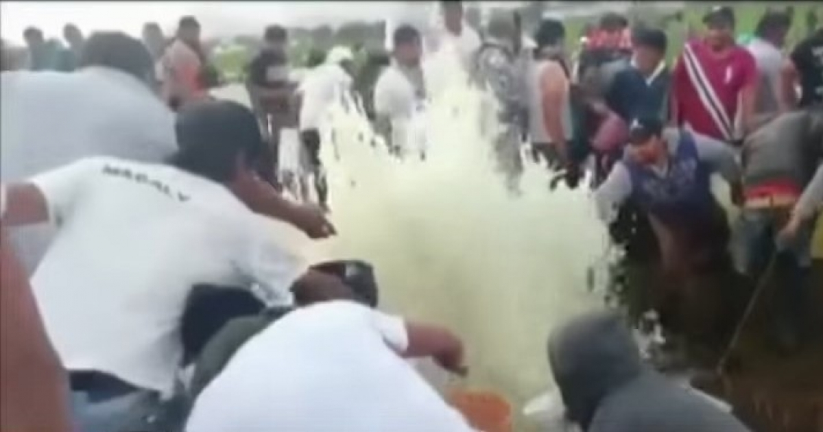Personas llevándose la gasolina del oleoducto Tula-Tuxpan. © Captura de video en Youtube