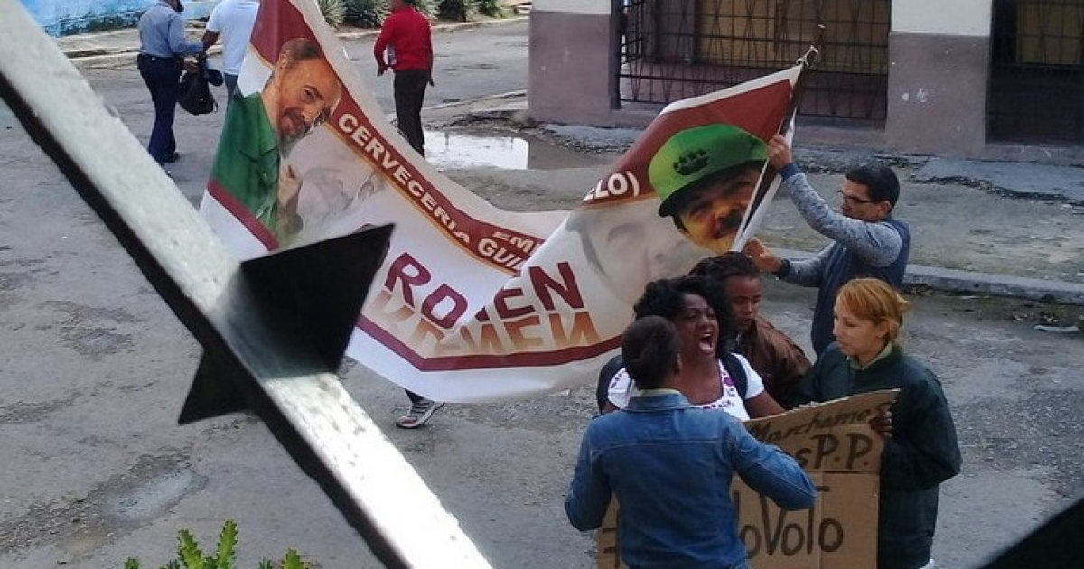 Berta Soler detenida por integrantes de la Seguridad del Estado © Facebook / Ángel Moya