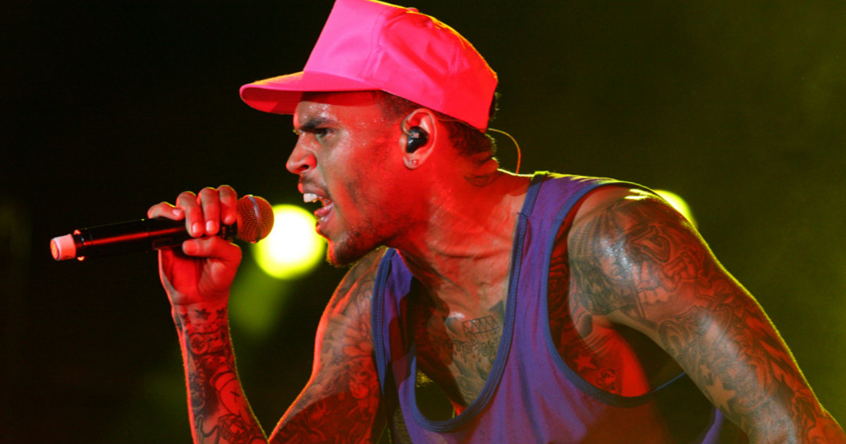 El cantante Chris Brown sujeta el micrófono durante un concierto © Flickr / Eva Rinaldi