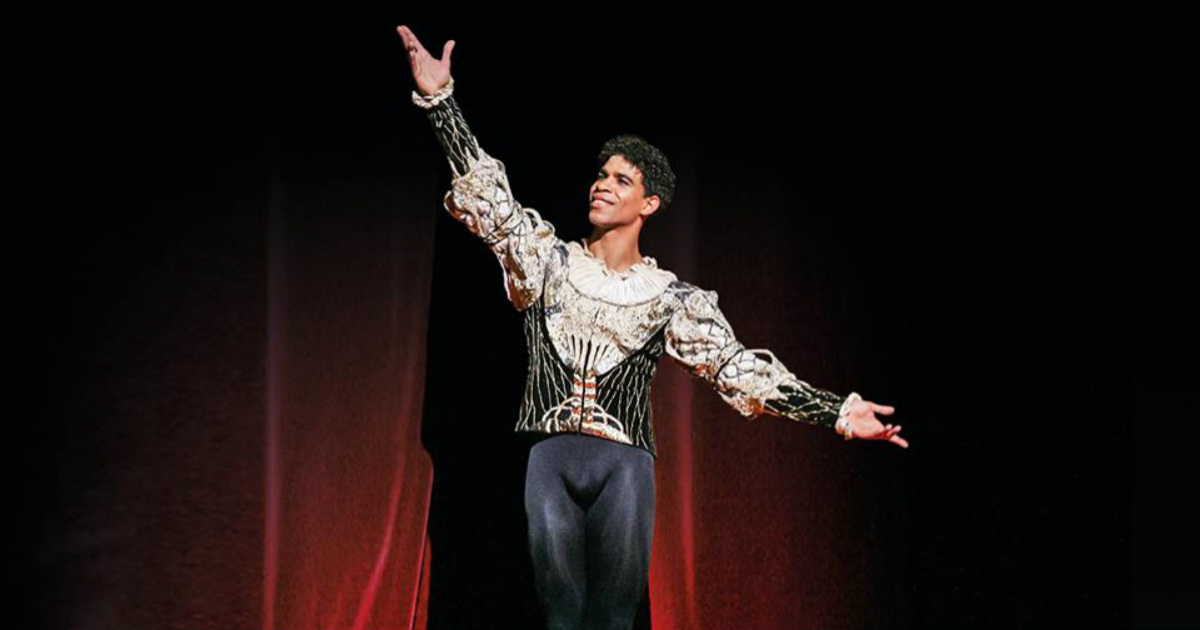 El bailarín cubano Carlos Acosta posa durante una actuación © Facebook / Carlos Acosta