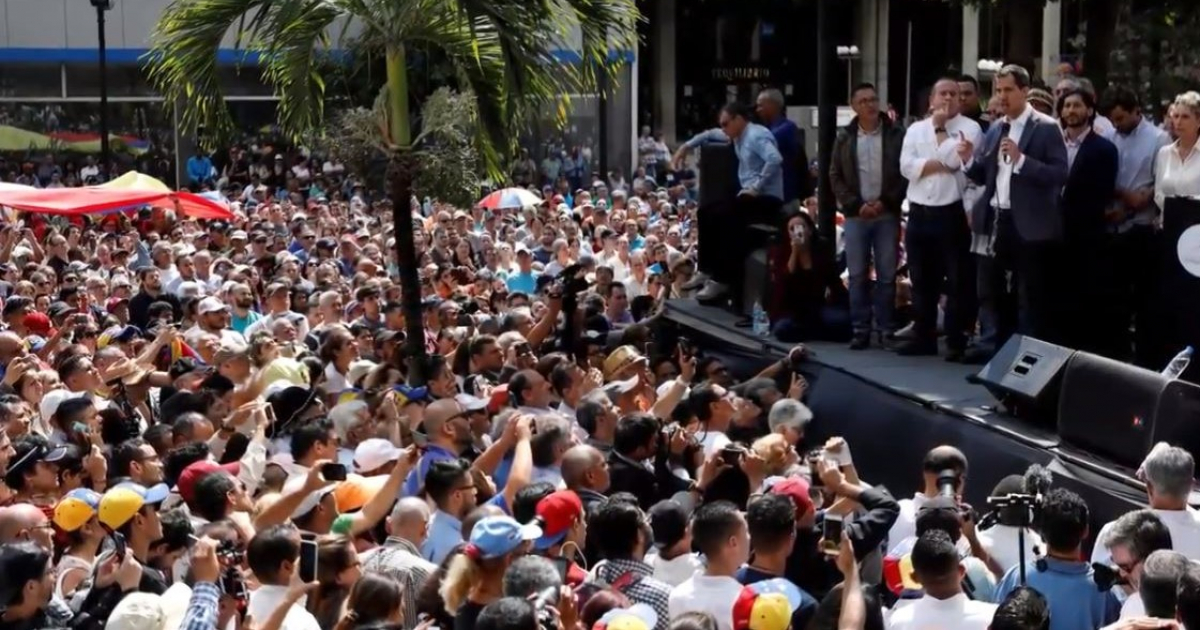 El presidente de la Asamblea Nacional, Juan Guaidó, habla durante las protestas © Reuters / Manaure Quintero