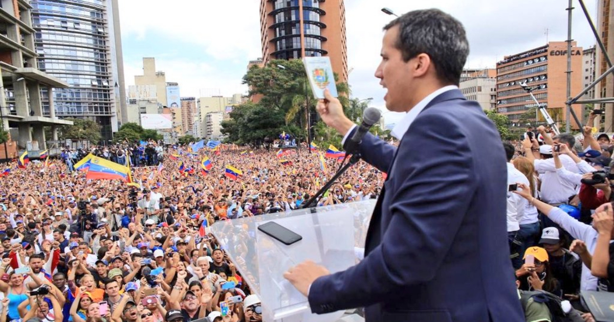Juan Guaidó durante su juramentación como presidente interino de Venezuela. © Twitter / Juan Guaidó