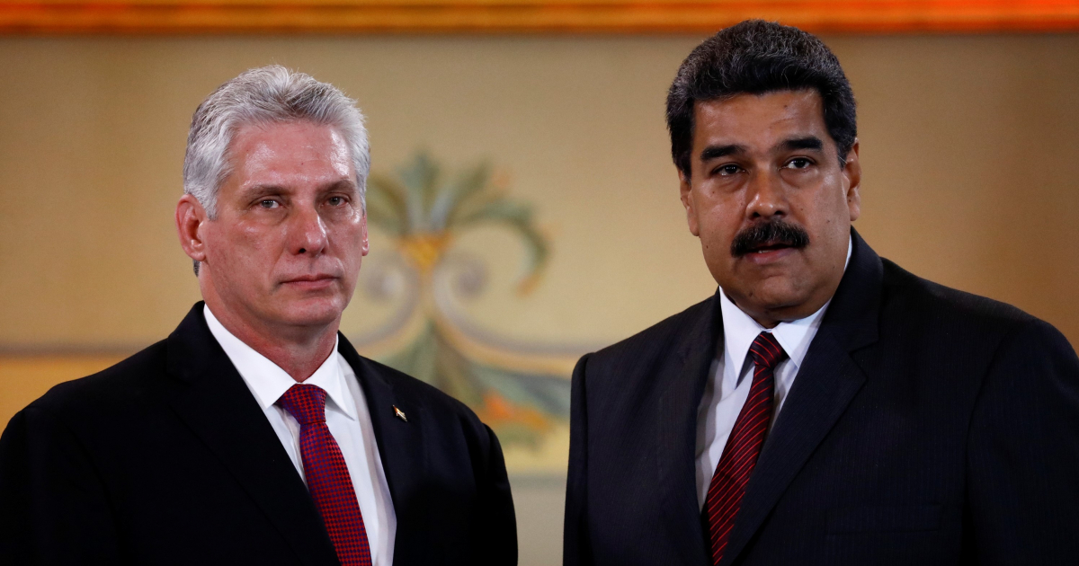Miguel Díaz-Canel y Nicolás Maduro comparecen con el semblante serio © Reuters / Marco Bello