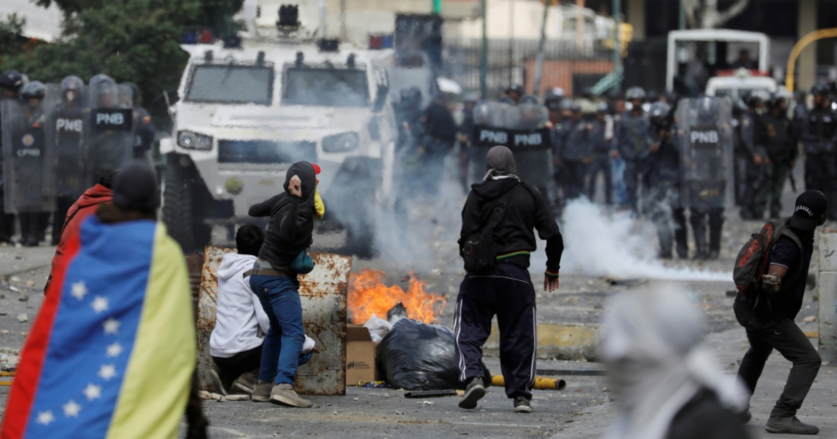 Manifestantes se enfrentan a la policía en una protesta contra el gobierno de Nicolás Maduro en Caracas, este 23 de enero. © Reuters/ Manaure Quintero