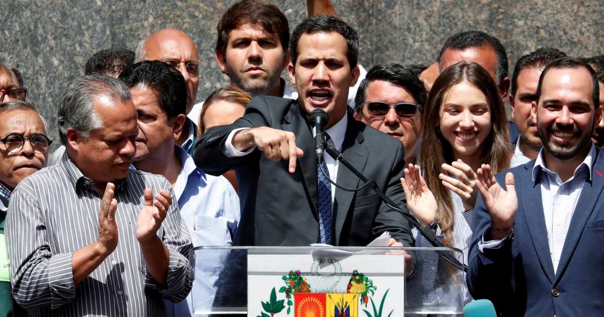 El presidente interino de Venezuela, Juan Guaidó, en la Plaza Bolívar en Caracas © REUTERS/Carlos Garcia Rawlins