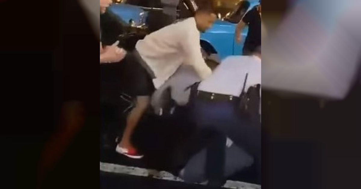 Policía cubano golpea a un turista © Captura de video en Youtube