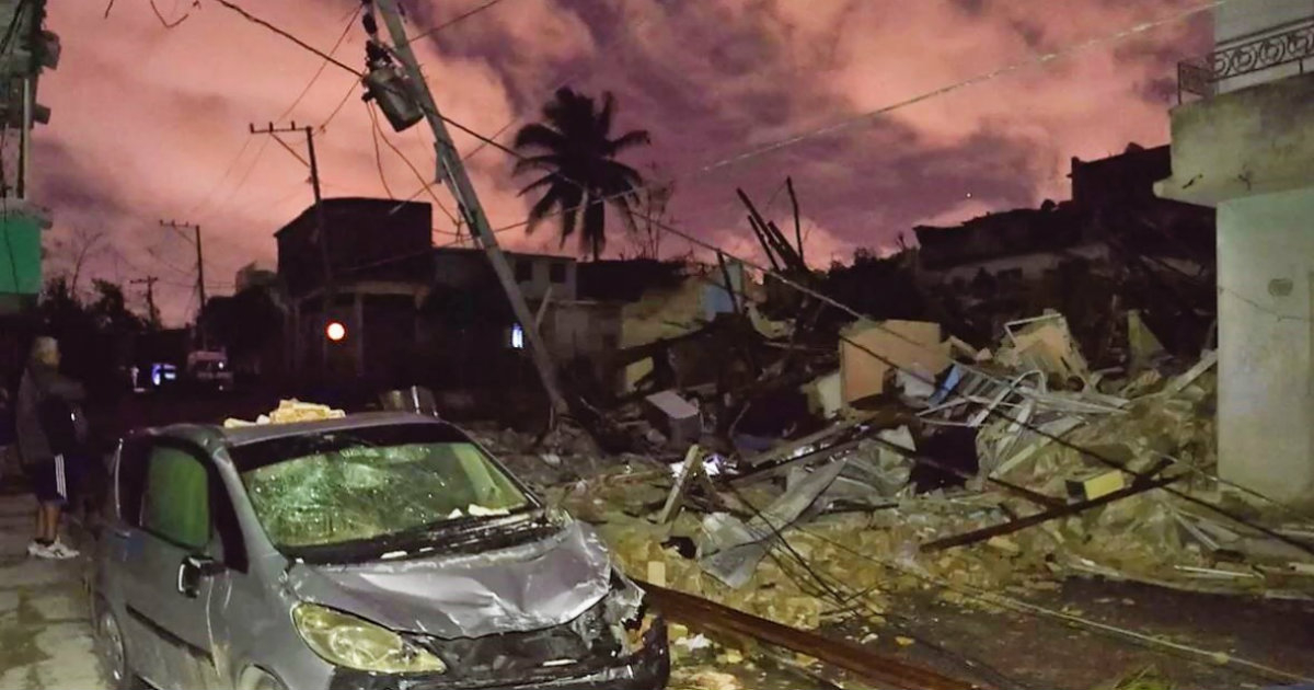 Devastación en las calles de La Habana tras el tornado © AFP / YAMIL LAGE