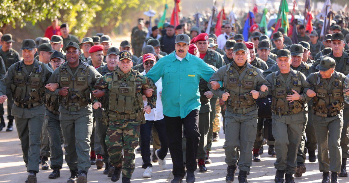 Maduro camina junto a militares venezolanos © Twitter / Nicolás Maduro