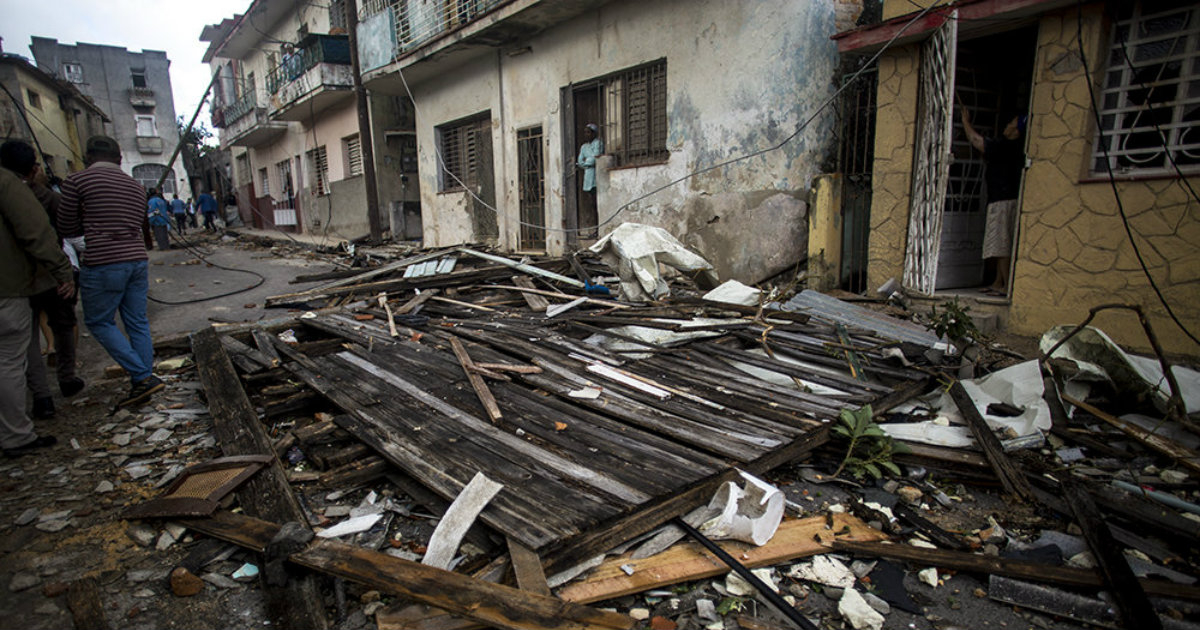Calles llenas de escombros en Luyanó tras el paso del tornado © Cubadebate / Irene Pérez