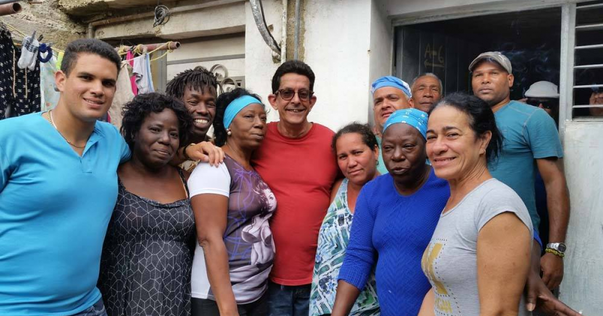Ulises Toirac junto a damnificados por el tornado en La Habana © Facebook / Ulises Toirac 