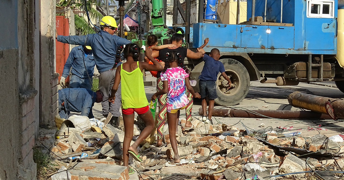Damnificados caminan entre escombros © CiberCuba