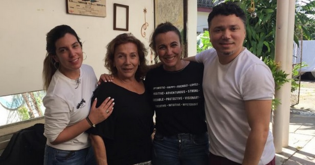 Coralita Veloz junto a sus hijas Maria Karla y Tahimí Alvariño © Instagram / Edith Massola