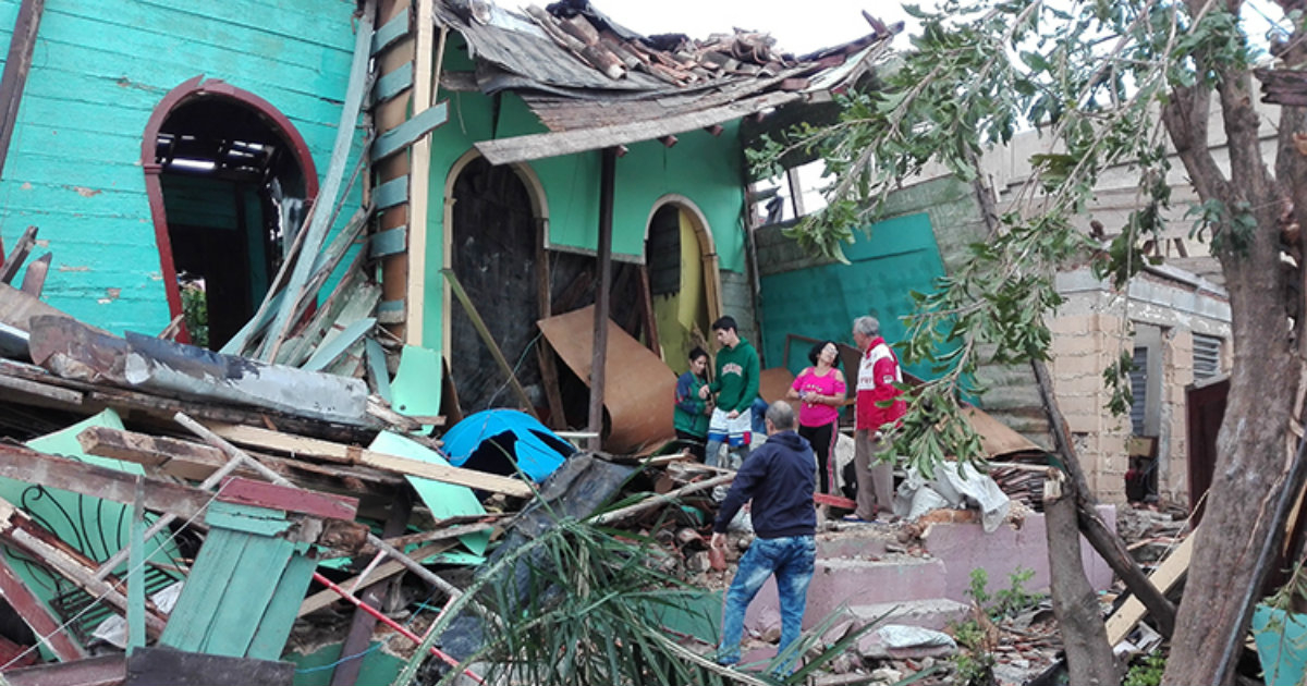 Casas destrozadas tras el paso del tornado por Cuba. © CiberCuba.