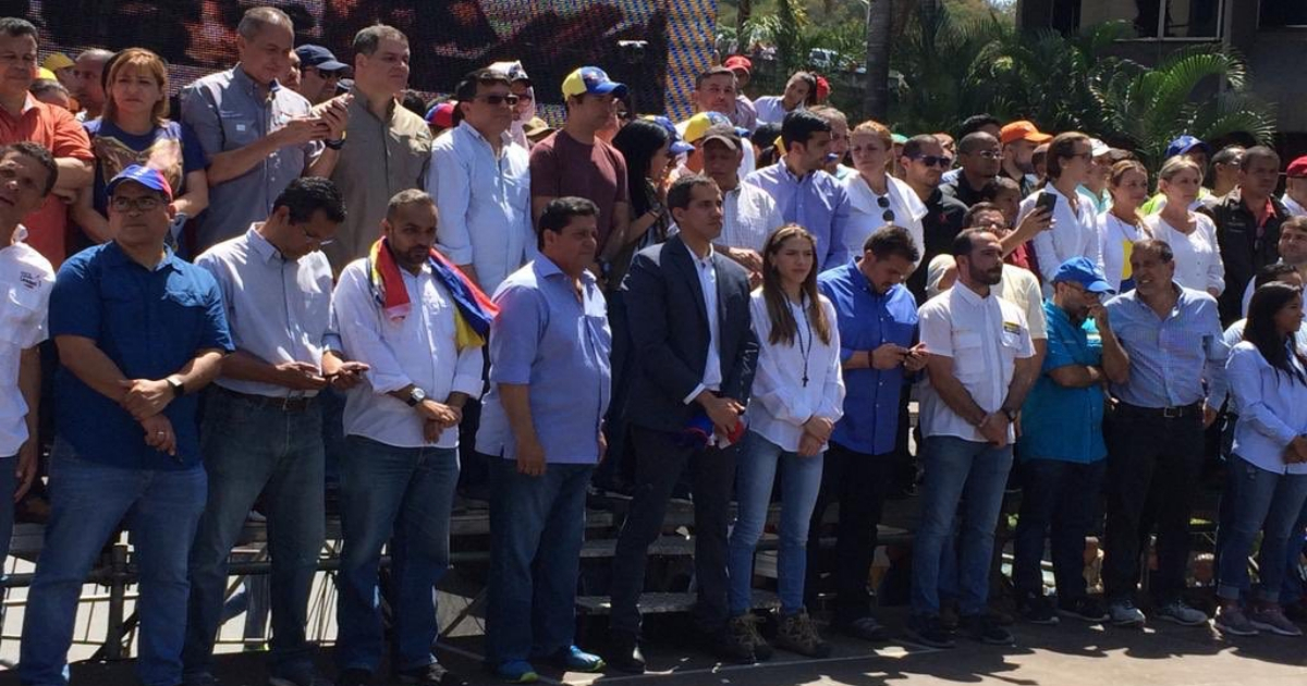 Juan Guaidó junto a su esposa y miembros de la Asamblea Nacional en Caracas. © Twitter / Asamblea Nacional de Venezuela