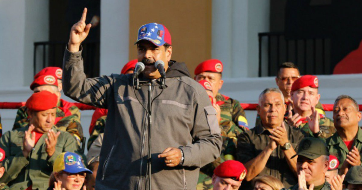 Nicolás Maduro levanta su dedo durante un discurso © Twitter / Nicolás Maduro