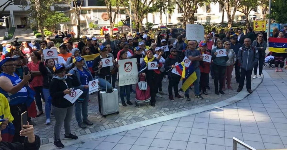 Protesta de venezolanos frente al consulado de Venezuela en Miami. © Twitter / RCTV