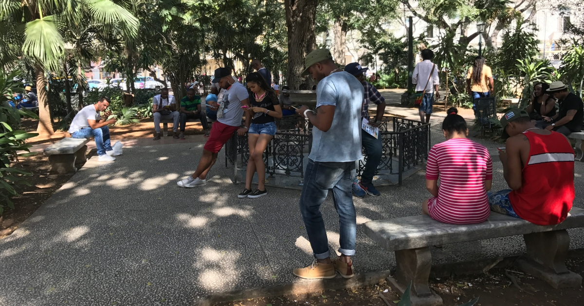 Cubanos conectados en un parque de La Habana. © CiberCuba