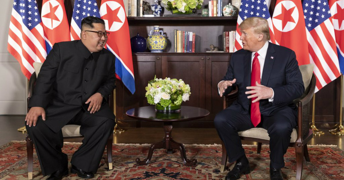 Donald Trump y Kim Jong-un hablan en la reunión que mantuvieron en junio de 2018 © Wikipedia