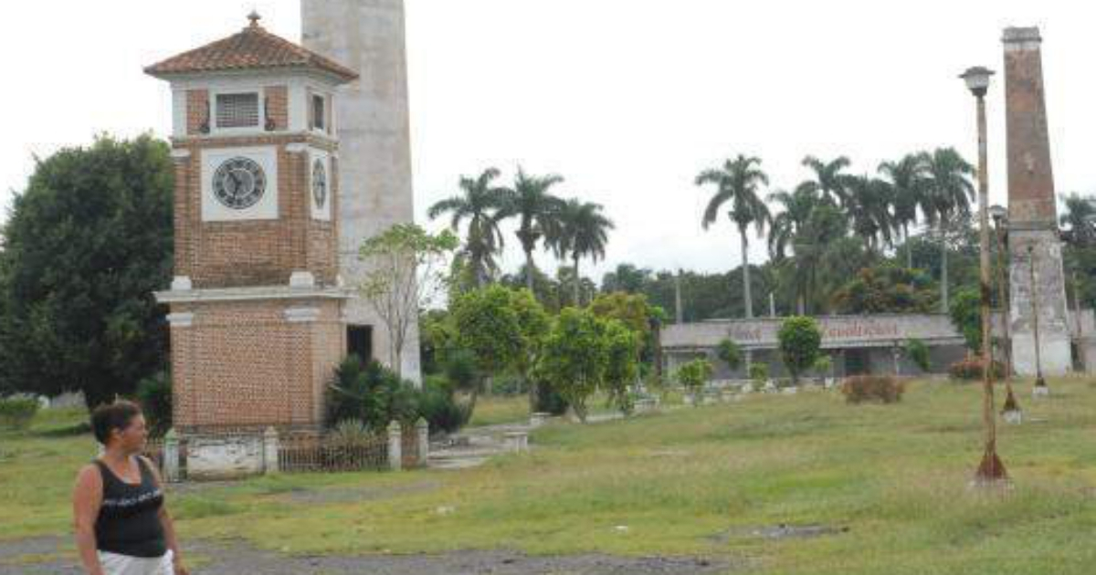 Una vecina en los restos del antiguo central Espartaco, en Cienfuegos, Cuba. © Ecured