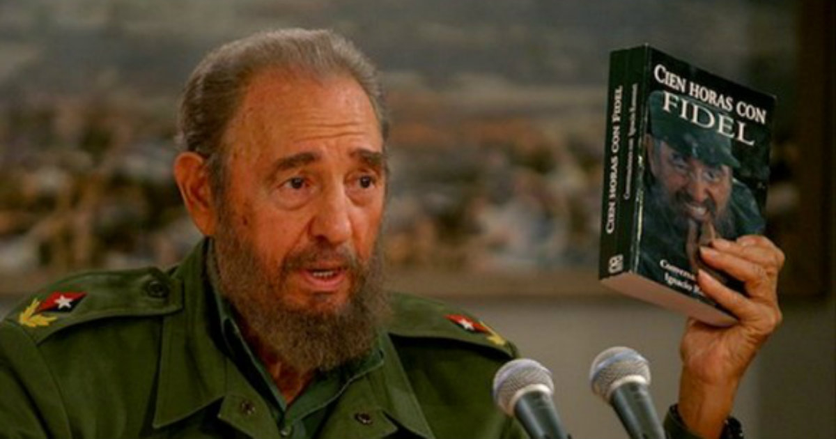 Fidel Castro sostiene un ejemplar del libro "100 horas con Fidel" © Radio26