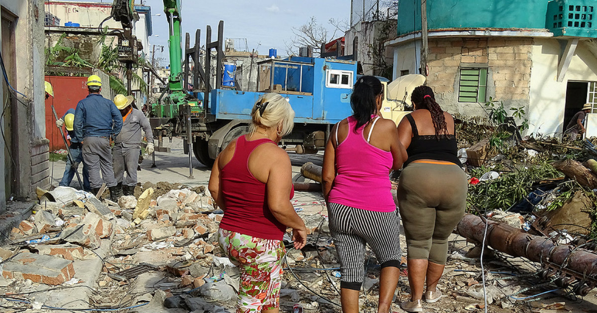 Mujeres caminan sobre los escombros que dejó el tornado en Cuba © CiberCuba