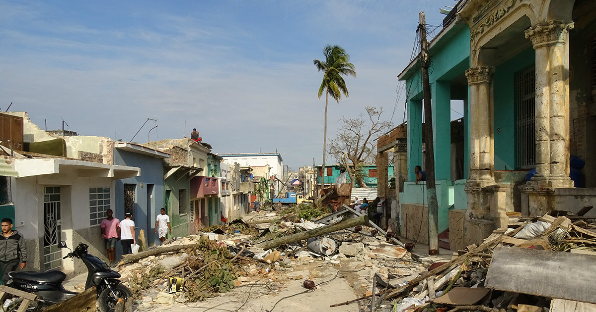 Destrozos en Luyanó tras el paso del tornado. © CiberCuba.